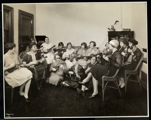 Groep jonge blinde vrouwen die ukeleles spelen bij de New York Association for the Blind, 111 East 59th Street, New York, 1926